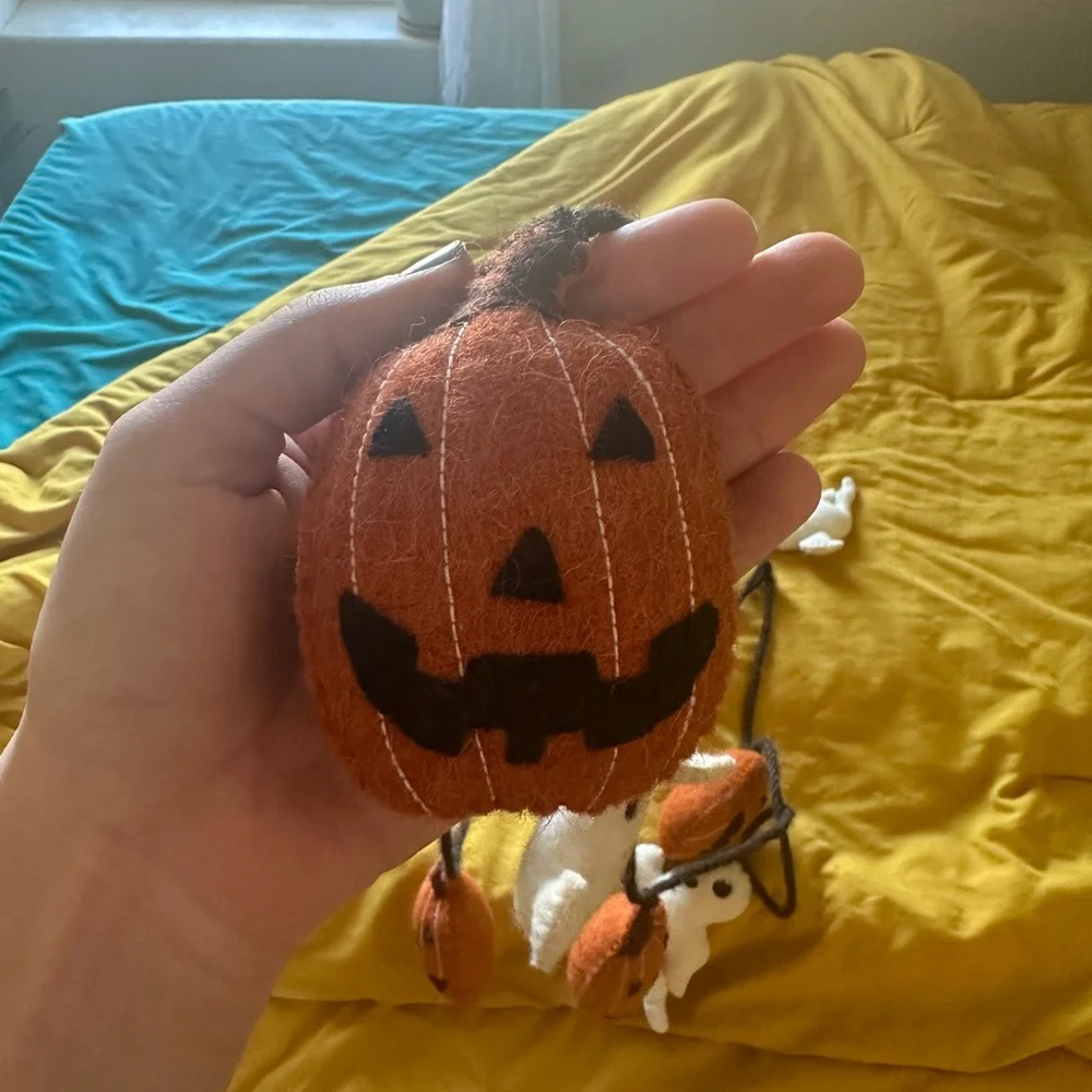 Halloween Garland 6ft. Great condition! Ghost and pumpkin Halloween decoration.